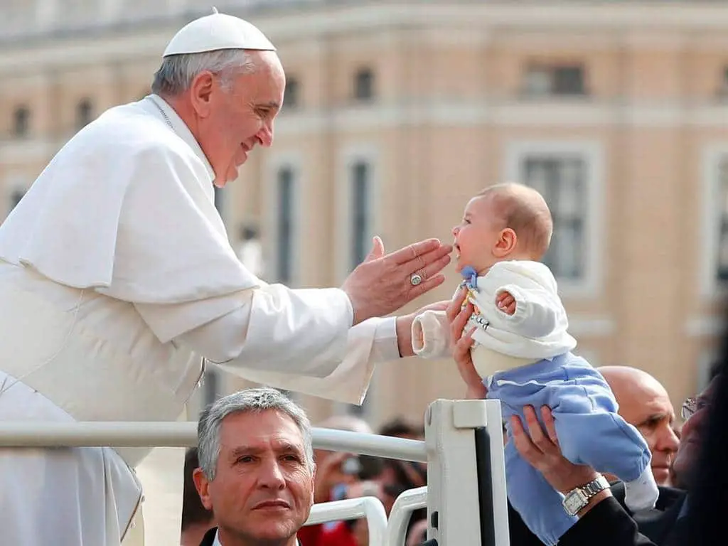  Tout homme est une histoire d’amour que Dieu écrit sur cette terre. Chacun de nous est une histoire d’amour de Dieu »,  Papa-francisco-1-1